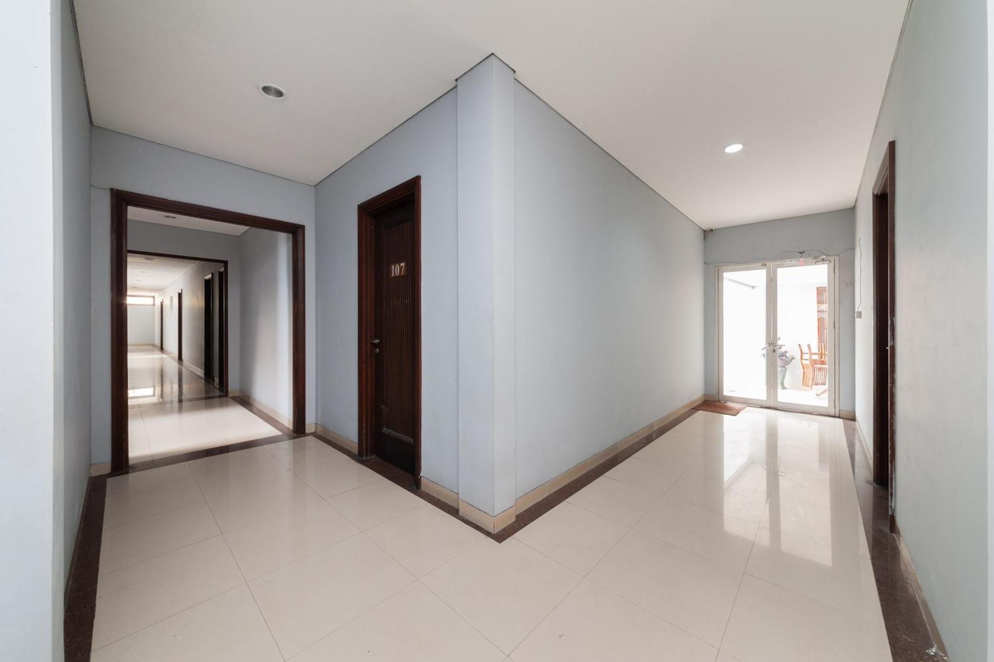 Reddoorz Plus Near Kelapa Dua Kebon Jeruk Jakarta Luaran gambar