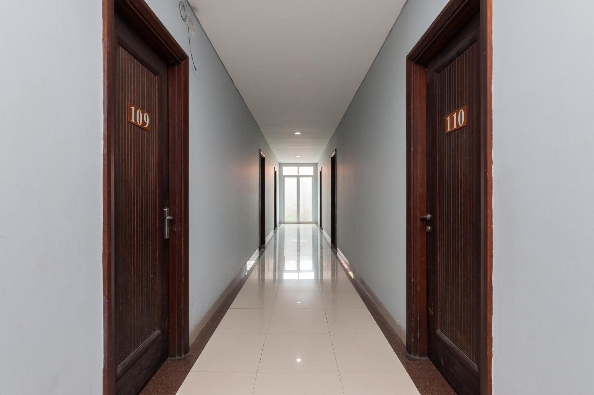 Reddoorz Plus Near Kelapa Dua Kebon Jeruk Jakarta Luaran gambar
