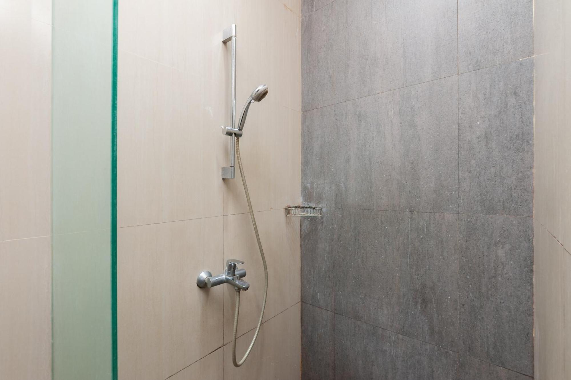 Reddoorz Plus Near Kelapa Dua Kebon Jeruk Jakarta Luaran gambar