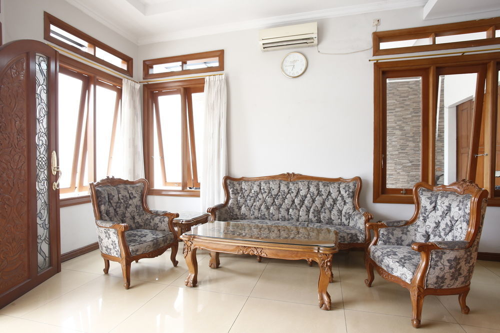 Reddoorz Plus Near Kelapa Dua Kebon Jeruk Jakarta Luaran gambar