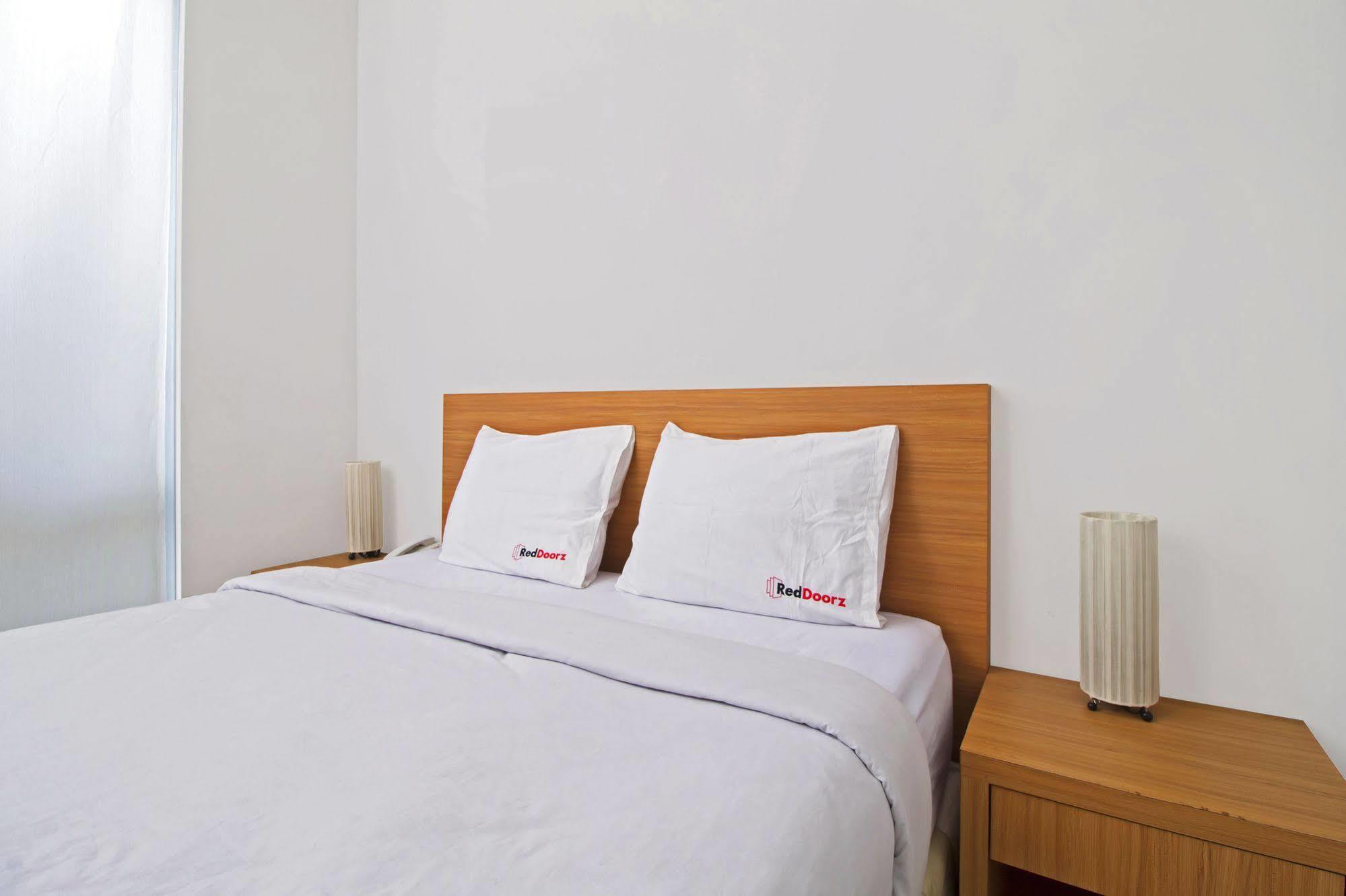 Reddoorz Plus Near Kelapa Dua Kebon Jeruk Jakarta Luaran gambar