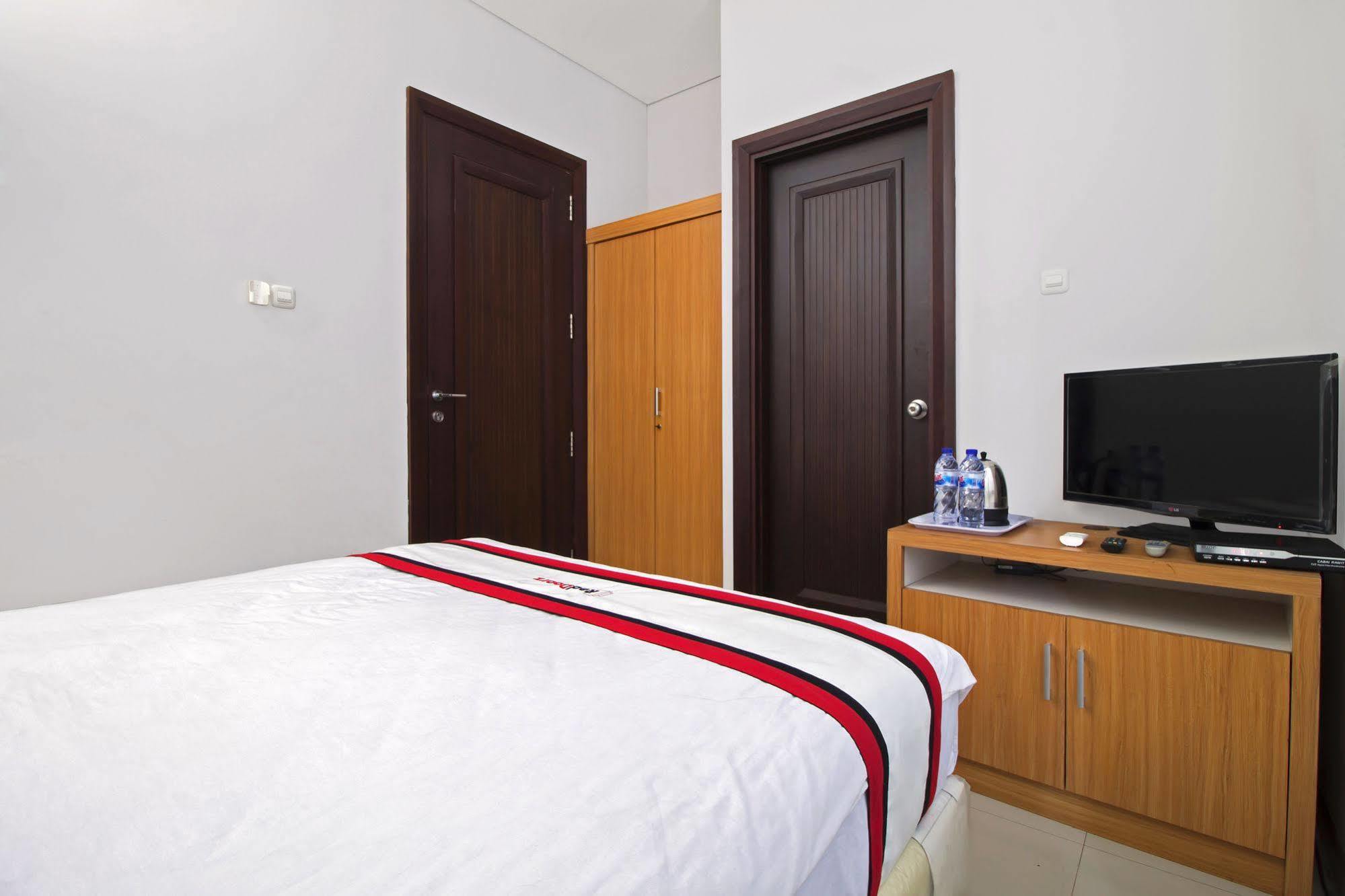 Reddoorz Plus Near Kelapa Dua Kebon Jeruk Jakarta Luaran gambar