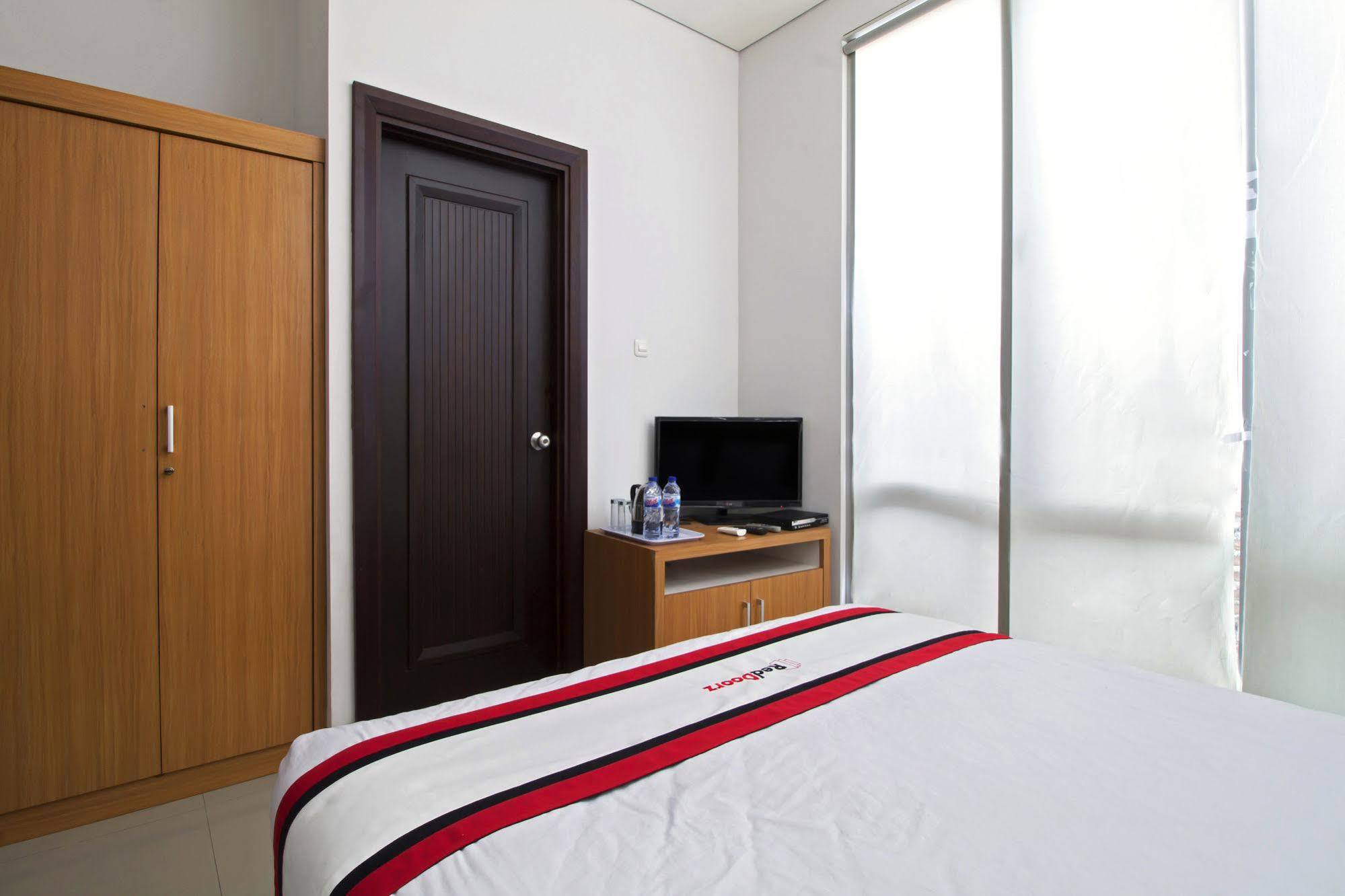 Reddoorz Plus Near Kelapa Dua Kebon Jeruk Jakarta Luaran gambar