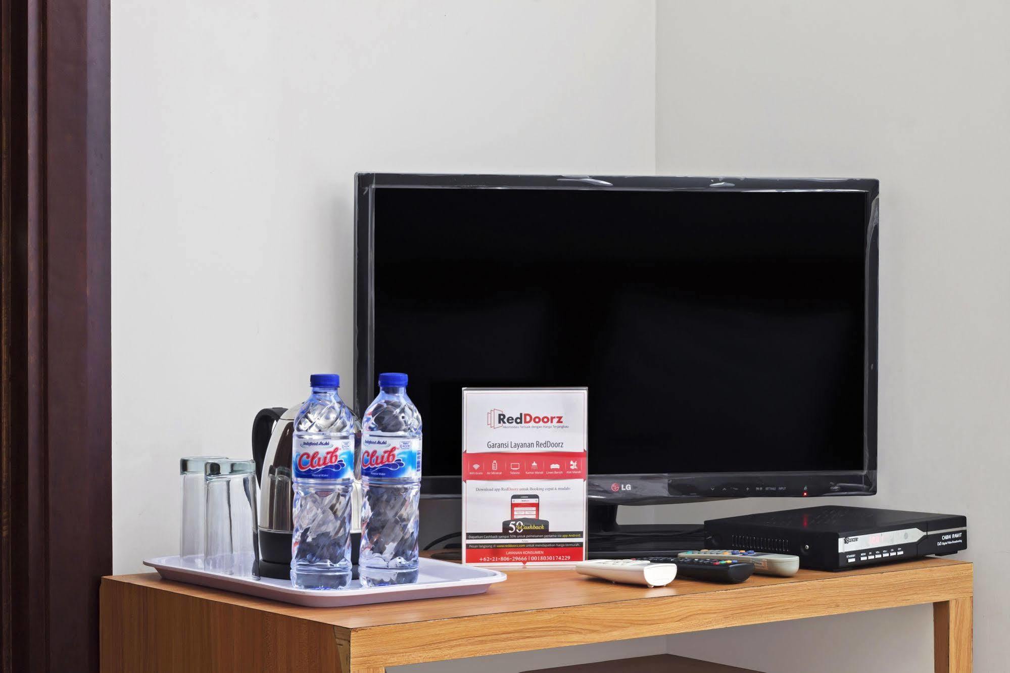 Reddoorz Plus Near Kelapa Dua Kebon Jeruk Jakarta Luaran gambar