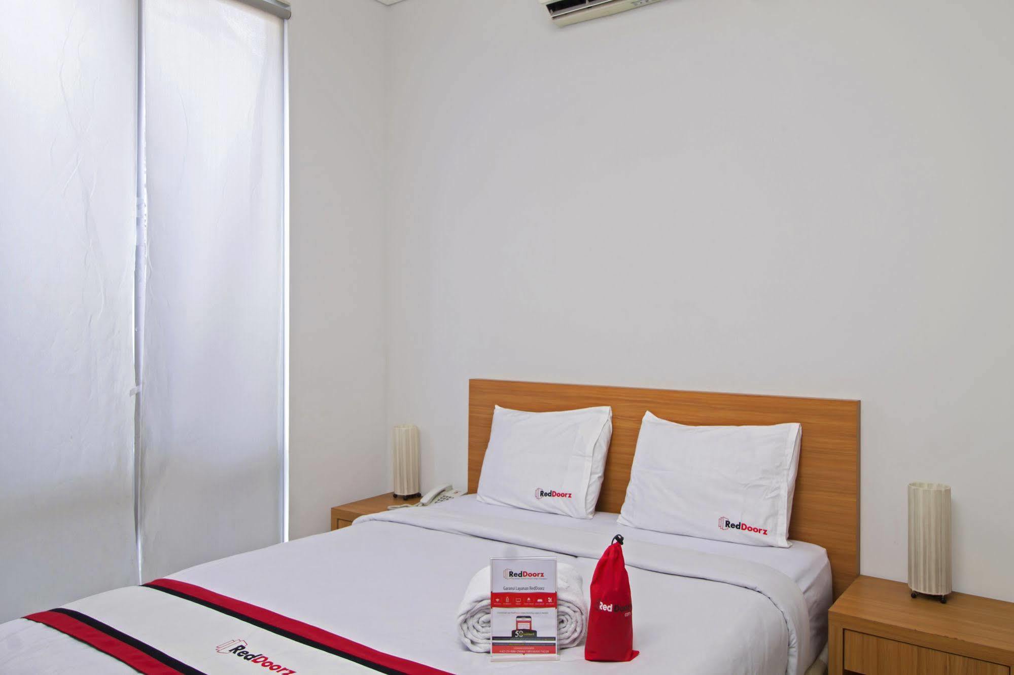 Reddoorz Plus Near Kelapa Dua Kebon Jeruk Jakarta Luaran gambar