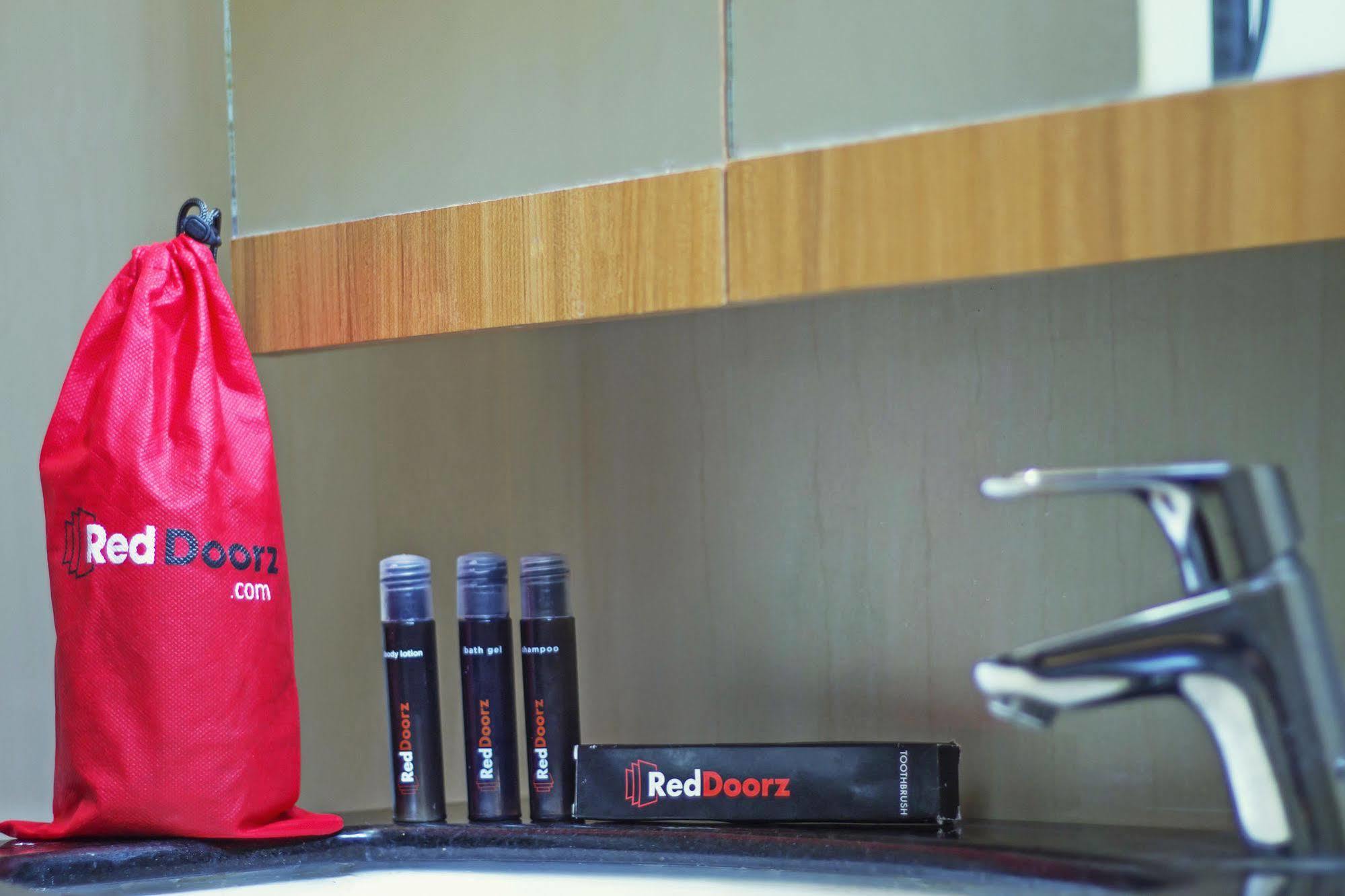 Reddoorz Plus Near Kelapa Dua Kebon Jeruk Jakarta Luaran gambar