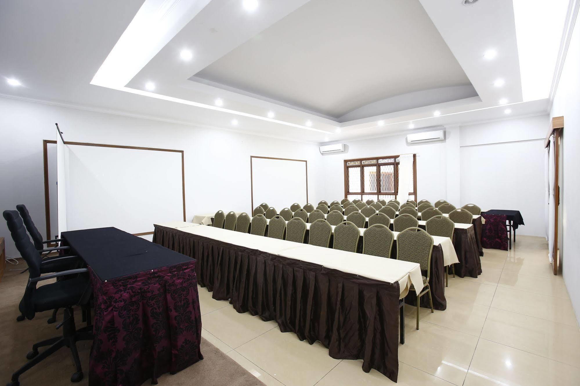Reddoorz Plus Near Kelapa Dua Kebon Jeruk Jakarta Luaran gambar